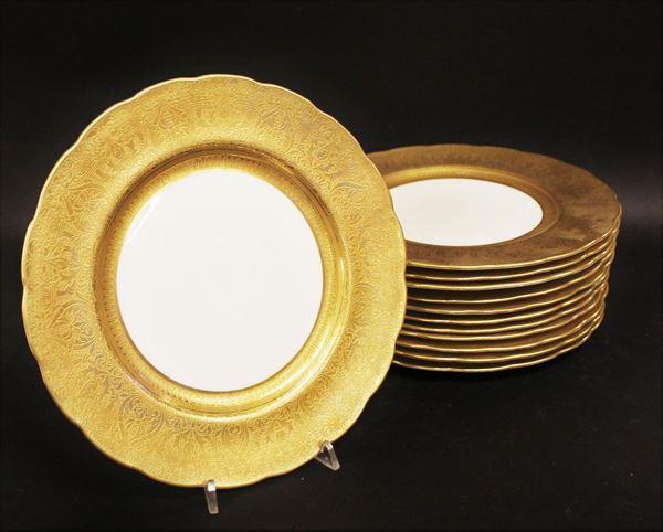 Dodici piatti, Inghilterra, sec. XX, tesa dorata decorata a ramages, diam. cm 26,5 (12)