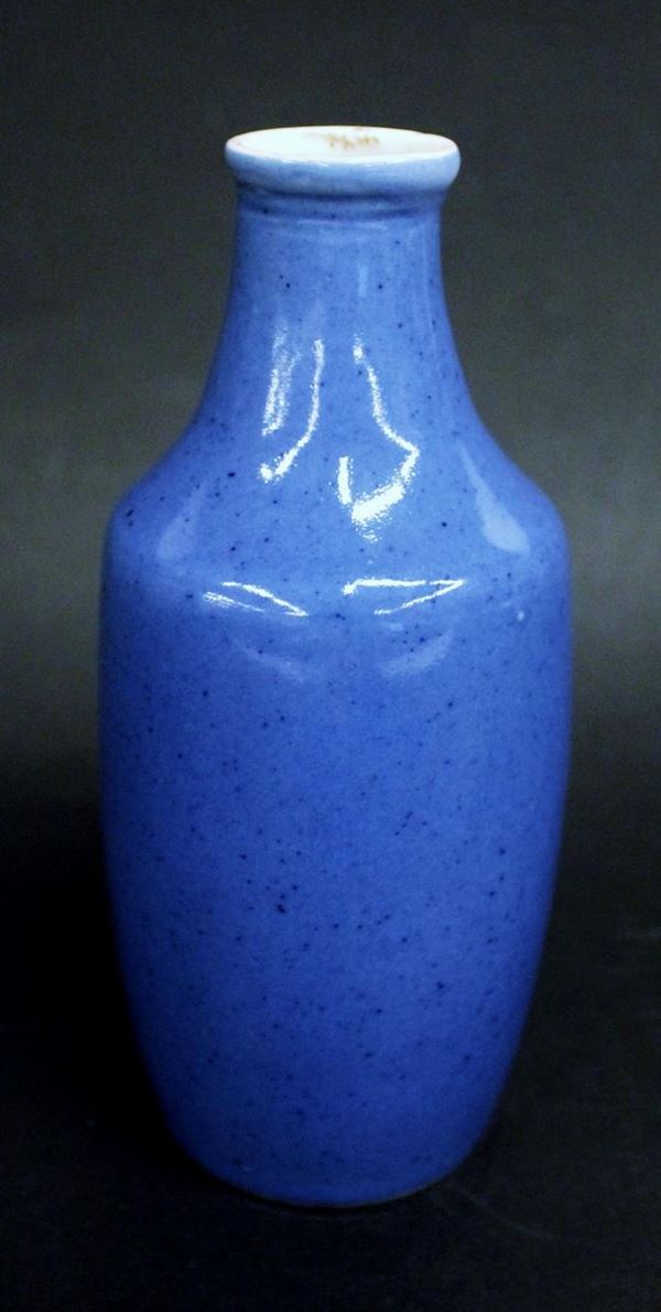 Piccolo vaso a bottiglia, Cina, sec. XX,&nbsp; in porcellana con invetriatura blu, alt. cm 14