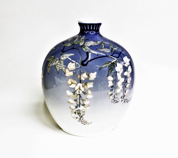 Vaso, sec. XX, Royal Copenhagen blue wave, in ceramica smaltata a sezione ellittica, dipinta in policromia a motivo di glicini, alt. cm 39