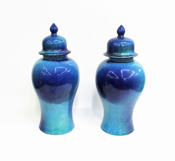 Coppia di potiches, sec. XX, manifattura Marcello Fantoni, in ceramica smaltata nei toni del turchese e del blu, firmate a crudo sul fondo, alt. cm 45