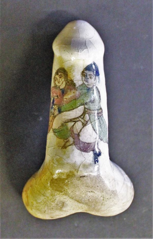 Piccola scultura fallica, arte orientale, sec. XIX, in ceramica bianca decorata in policromia a scena erotica, alt. cm 10