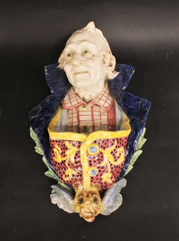 Portafiori da parete, fine sec. XIX, manifattura di Doccia sotto la direzione di Ubaldo Lucchesi, in ceramica dipinta in policromia modellata realisticamente a guisa di anziano, pubblicato su &#8220;Amici di Doccia&#8221; III, 2009, pag. 56, fig. 10, alt. cm 32, difetti  - Asta GIOIELLI, ARREDI D'ANTIQUARIATO, E DIPINTI DAL XVI AL XX SECOLO - Poggio Bracciolini Casa d'Aste
