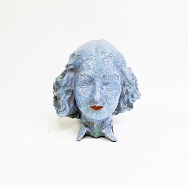 Scultura, sec. XX, manifattura Marcello Fantoni, in ceramica smaltata nei toni del celeste, raffigurante volto di ragazza realisticamente resa, alt. cm 28  - Asta GIOIELLI, ARREDI D'ANTIQUARIATO, E DIPINTI DAL XVI AL XX SECOLO - Poggio Bracciolini Casa d'Aste