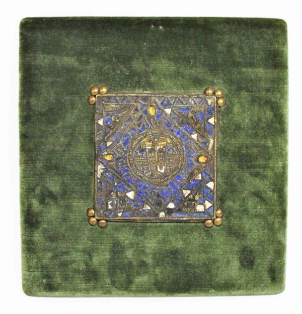Icona da viaggio, Russia del nord, sec. XVIII, in bronzo a smalti policromi raffigurante una croce ortodossa, cm 10,5x10,5  - Asta GIOIELLI, ARREDI D'ANTIQUARIATO, E DIPINTI DAL XVI AL XX SECOLO - Poggio Bracciolini Casa d'Aste