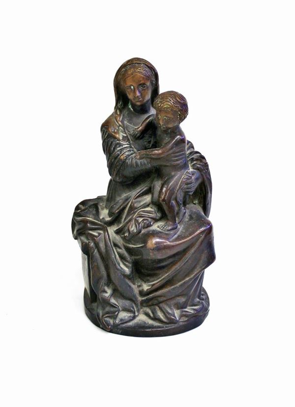 Scultura, sec. XVIII, in bronzo, raffigurante Madonna assisa e Bambino, alt. cm 28  - Asta GIOIELLI, ARREDI D'ANTIQUARIATO, E DIPINTI DAL XVI AL XX SECOLO - Poggio Bracciolini Casa d'Aste