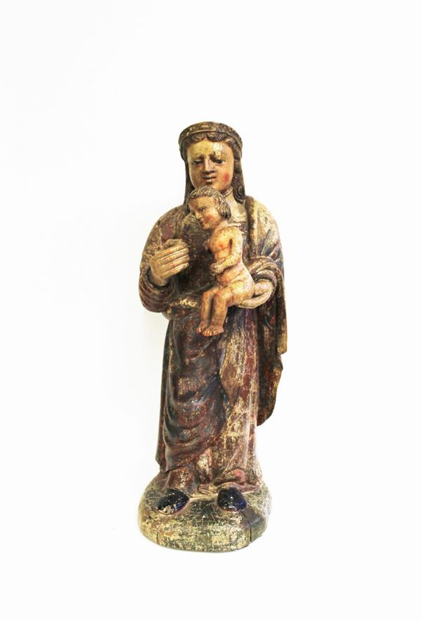 Scultura, sec. XV, in legno intagliato e laccato in policromia, raffigurante Madonna col Bambino, alt. cm 68  - Asta GIOIELLI, ARREDI D'ANTIQUARIATO, E DIPINTI DAL XVI AL XX SECOLO - Poggio Bracciolini Casa d'Aste