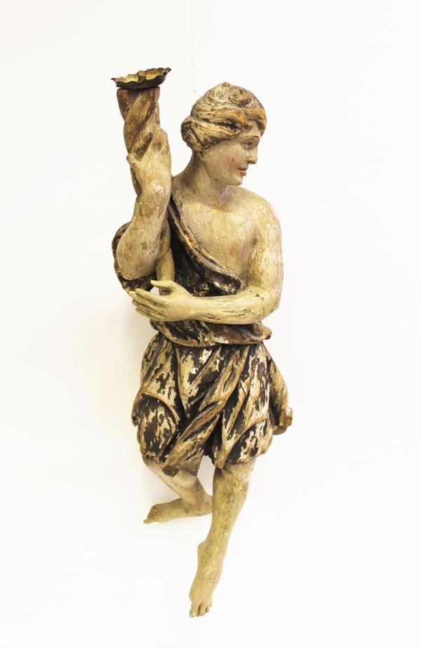 Scultura, sec. XVIII, in legno intagliato e laccato in policromia, raffigurante angelo reggicero, alt. cm 76  - Asta GIOIELLI, ARREDI D'ANTIQUARIATO, E DIPINTI DAL XVI AL XX SECOLO - Poggio Bracciolini Casa d'Aste