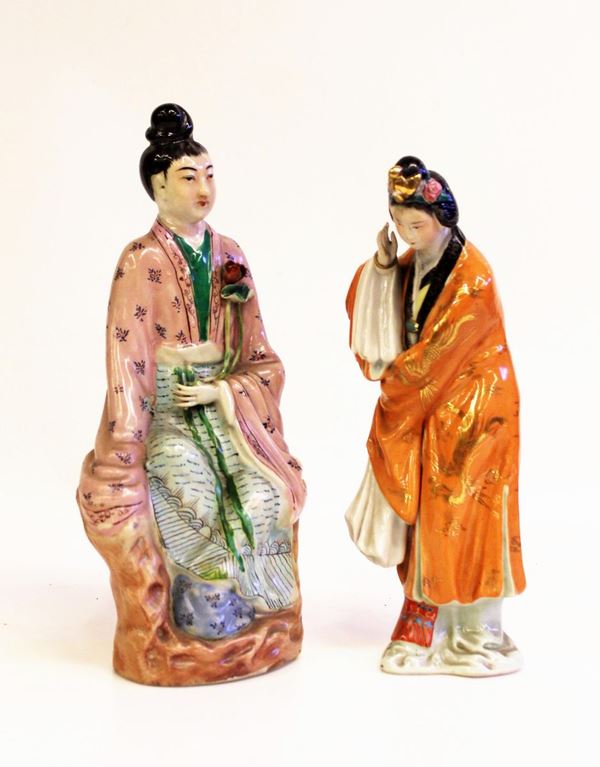 Due sculturine, Cina, sec. XX, in porcellana smaltata dipinta in policromia, raffiguranti due figure femminili in abiti tradizionali, alt. cm 31  - Asta GIOIELLI, ARREDI D'ANTIQUARIATO, E DIPINTI DAL XVI AL XX SECOLO - Poggio Bracciolini Casa d'Aste