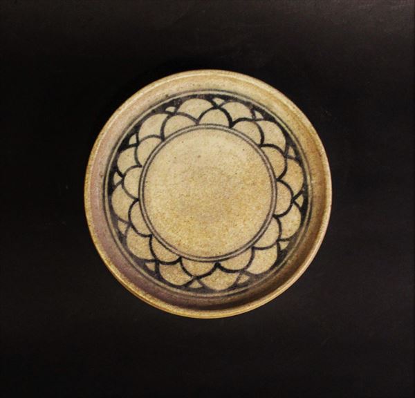 Placca circolare, Borgo San Lorenzo, inizi sec. XX, fornaci Galileo Chini, in gres, diam. cm 14,5  - Asta GIOIELLI, ARREDI D'ANTIQUARIATO, E DIPINTI DAL XVI AL XX SECOLO - Poggio Bracciolini Casa d'Aste