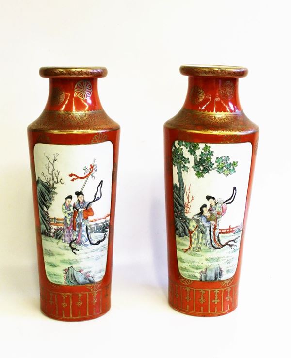 Coppia di vasi, Cina, sec. XX, in porcellana smaltata nei toni dell' arancio e lumeggiata in oro, due ampie riserve decorate a paesaggio e figure, alt. cm 34