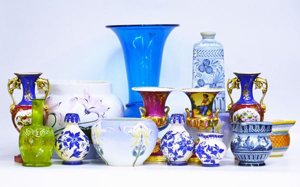Due vasi, sec. XX, in maiolica decorata nei toni  - Asta GIOIELLI, ARREDI D'ANTIQUARIATO, E DIPINTI DAL XVI AL XX SECOLO - Poggio Bracciolini Casa d'Aste