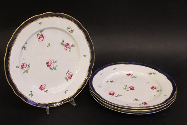 Quattro piatti, fine sec. XVIII, manifattura Ginori, in porcellana smaltata e decorata a roselline, diam. cm 24,5, filature (4)