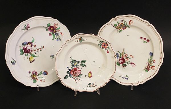 Tre piatti, sec. XIX, manifattura Ginori, in porcellana smaltata e decorata &#8220;a mazzetto&#8221;, diam. massimo cm 23,5, difetti (3)