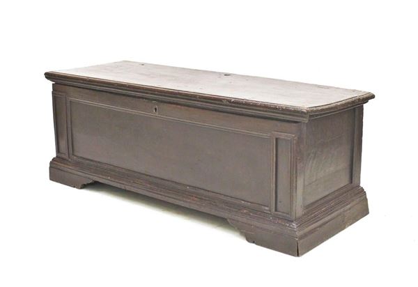 Cassapanca, sec. XVIII, in legno laccato scuro,&nbsp;&nbsp;&nbsp;&nbsp;&nbsp;&nbsp;&nbsp;&nbsp;&nbsp;&nbsp;&nbsp;&nbsp;&nbsp;&nbsp;&nbsp;&nbsp;&nbsp;&nbsp;&nbsp;&nbsp;&nbsp;&nbsp;&nbsp;&nbsp;&nbsp;&nbsp;&nbsp;