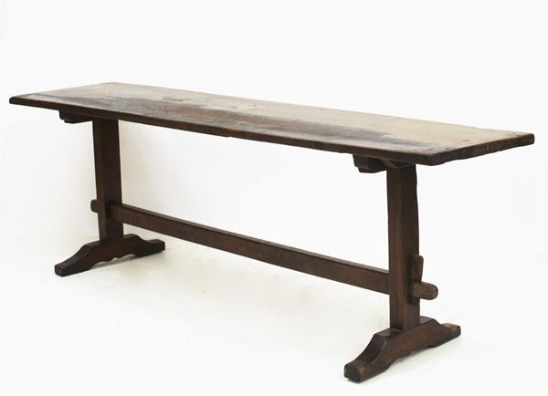 Tavolo fratino, in stile 500, piano ad asse unica in noce, su sostegni a pilastro poggianti su piede a pattino, raccordati da traversa in castagno, cm 239x58,5x81