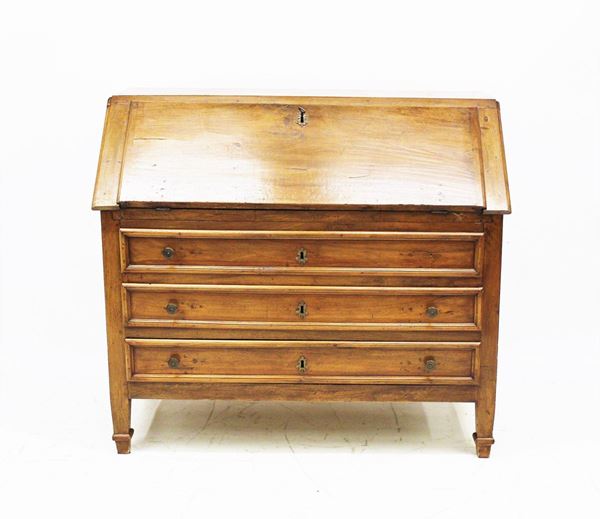 Ribalta, Italia settentrionale, inizi sec. XIX, fronte a tra cassetti e ribalta celante tiretti e vano a giorno, gambe troncoconiche a piedritto, cm 122x60x108,5