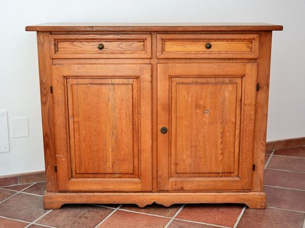 Credenza, sec. XX, in castagno, due sportelli e due cassetti, cm&nbsp;&nbsp;&nbsp;&nbsp;&nbsp;&nbsp;&nbsp;&nbsp;&nbsp;&nbsp;
