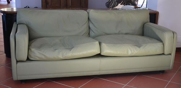 Divano due posti, sec. XX, manifattura Frau, rivestiti in pelle nei toni del verde, cm 202x90x80
