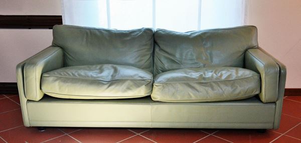 Divano due posti, sec. XX, manifattura Frau, rivestiti in pelle nei toni del verde, cm 202x90x80
