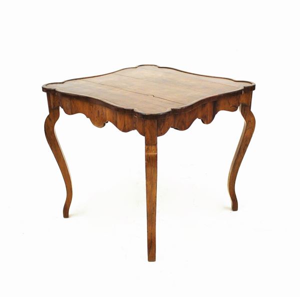 Tavolino da gioco, inizi sec. XIX, in palissandro, piano sagomato a linea sinuosa, fascia centinata, gambe mosse, cm 82,5x83,5x74,5, difetti