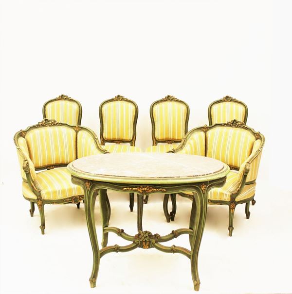 Finimento da salotto, in stile veneto del 700, in legno laccato nei toni del verde, composto da quattro sedie, due poltrone ed un tavolino con piano in marmo,