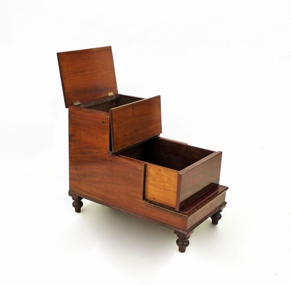 Scaletta da biblioteca, Inghilterra, sec. XIX, in mogano, pedate rivestite in pelle nei toni del vinaccia a profilo bulinato in oro, pedata superiore incernierata e cassetto nel secondo gradino, piedi a trottola, cm 49x82x69