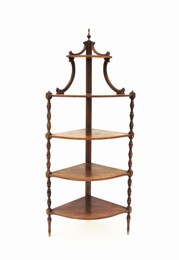 Etagere angolare, fine sec. XIX, in mogano, fronte convesso, cinque piani a sostegni torniti ed a volute, pinnacolo apicale piriforme, cm 71x51x175