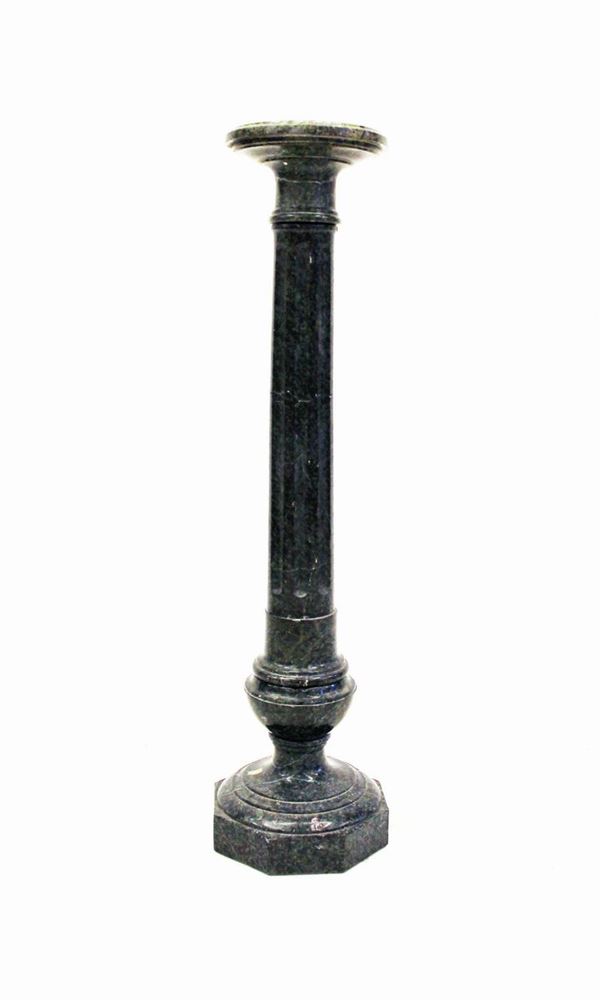 Colonna, sec. XX, in serpentino verde, fusto tornito e scanellato, piede ottagonale a fascia continua, alt. cm 106, difetti