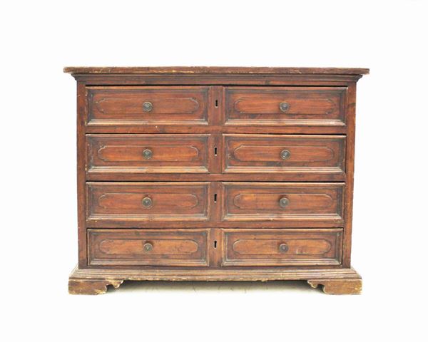 Cassettone, Emilia, sec. XVII, in gattice, piano rettangolare, fronte a quattro cassetti bipartiti in specchiature centrate da riserve mistilinee, motivo che si ripresenta sui fianchi, piedi a mensola, cm 147x61x112