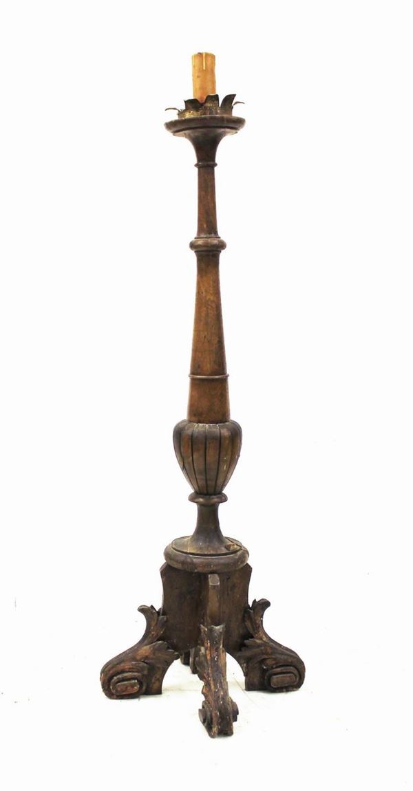Grande torciera, fine sec. XVIII, in gattice, fusto tornito decorato a motivi anulari desinente su struttura piriforme intagliata, base tetrapode desinente in riccioli fogliati, alt. cm 207, difetti