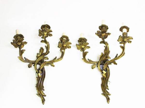 Coppia di appliques, in stile rococ&ograve;, in bronzo dorato a tre luci, alt. cm 46 (2)  - Asta GIOIELLI, ARREDI D'ANTIQUARIATO, E DIPINTI DAL XVI AL XX SECOLO - Poggio Bracciolini Casa d'Aste