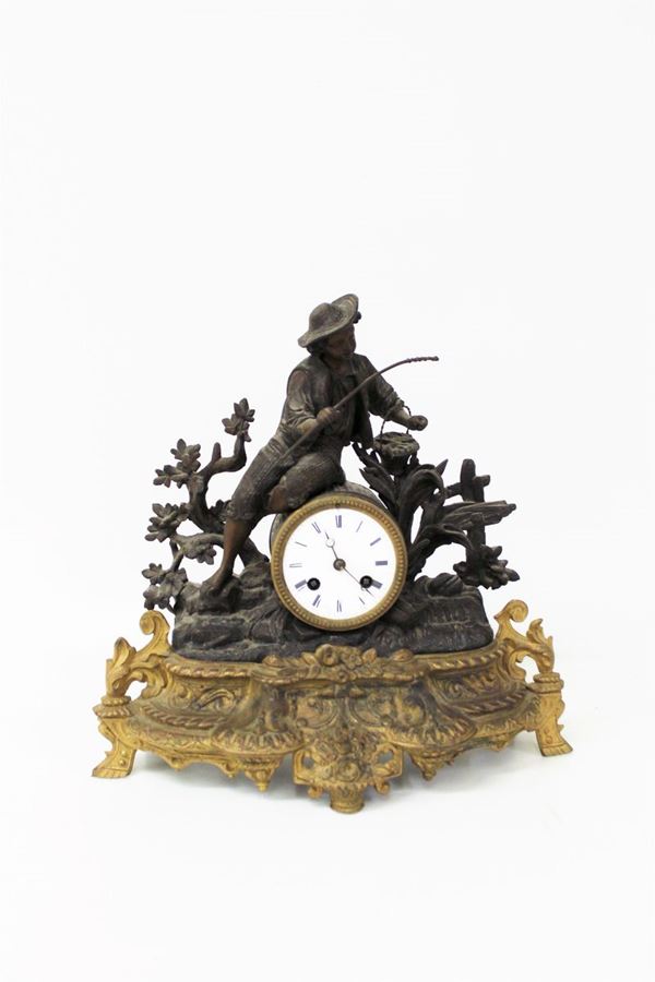 Orologio da tavolo, Francia, fine sec. XIX, in metallo dorato e patinato raffigurante pescatore, quadrante ad indici romani, alt. cm 36