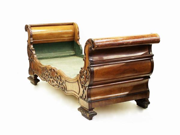 Letto parietale a barca, Genova, sec. XIX, in mogano, sponde sagomate everse, fascia intagliata a ramages centrata da motivo rocaille, due cassetti sotto le sponde, cm 227x92,5x100