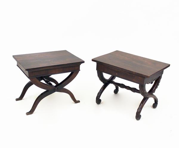 Coppia di tavolini bassi, sec. XIX, in noce, piano rettangolare gambe curvilinee decussate raccordate da traversa tornita, cm 58,5x41,5x45,5 e cm 54,5x39,5x44,5