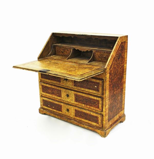 Ribalta, sec. XVIII, in legno laccato a imitazione del legno, fonte a tre cassetti a tutta lunghezza, ribalta, celante vano a giorno e tiretti, piedi a mensola, cm 101x50x107 difetti