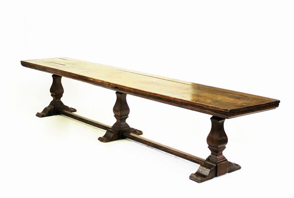 Grande tavolo fratino, in stile 500, in noce, piano rettangolare sotteso da motivo a gola rovescia, tre sostegni a balaustro piriformi a sezione quadrata a mazzette sciancrate, piedi a pattino raccordati da traversa rettilinea, cm 377,5x75x77, costruito con materiale antico