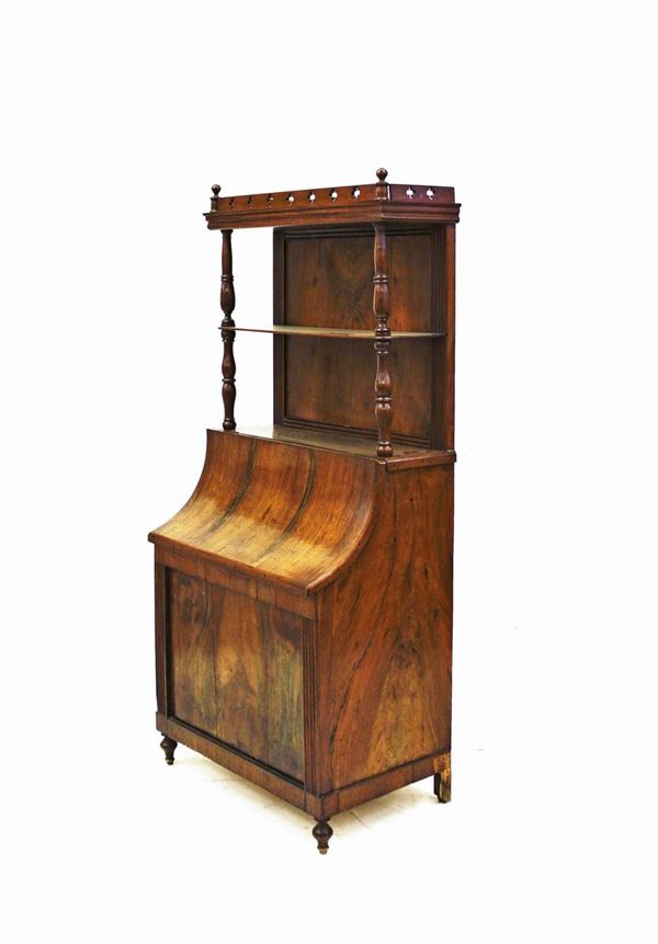 Mobile portalegna, Toscana, sec. XIX, in noce, fronte ad una mensola a sostegni torniti, cimasa a ringhiera a motivi quadrilobati, ribalta concava incernierata, piedi torniti, cm 74,5x48x165