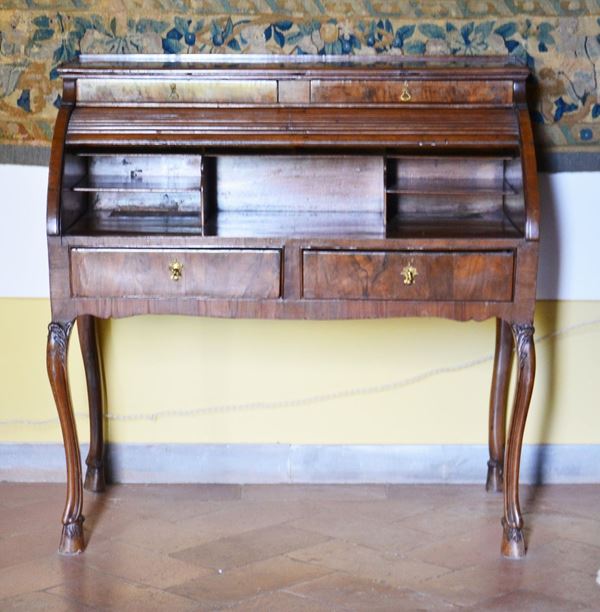 Ribalta, sec. XVIII, in noce, gambe mosse, due cassetti,