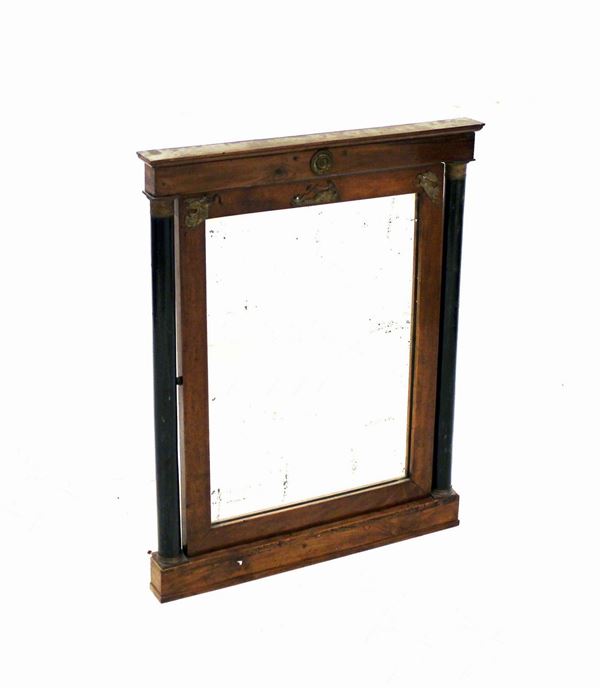 Specchiera basculante, Impero, in noce, specchio rettangolare tra colonne ebanizzate desinenti in capitelli bronzei, cimasa rettilinea, rapporti metallici, cm 65x81x6