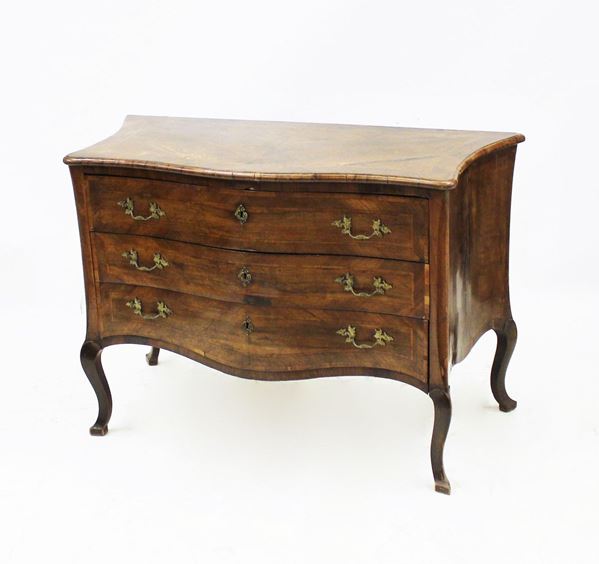 Cassettone a balestra, Siena, sec. XVIII, lastronato in noce filettato, piano sagomato, fianchi mossi, fronte a tre cassetti a tutta lunghezza privi di catene, cassetto inferiore sagomato, gambe mosse, cm 138x61x95