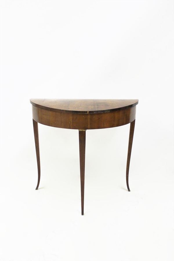 Consolle demilune, sec. XIX, lastronata in noce, piano semicircolare, fascia lineare, tre gambe leggermente sciabolate, cm 100x50,5x 94,5, difetti