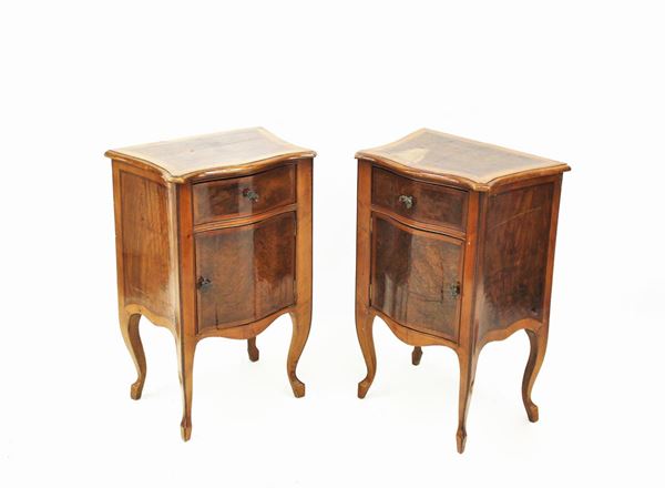 Coppia di comodini, sec. XIX, lastronati in mogano e piuma di noce, piano sagomato, fronte mosso ad uno sportello ed un cassetto, gambe sagomate, cm 54x36x80, difetti