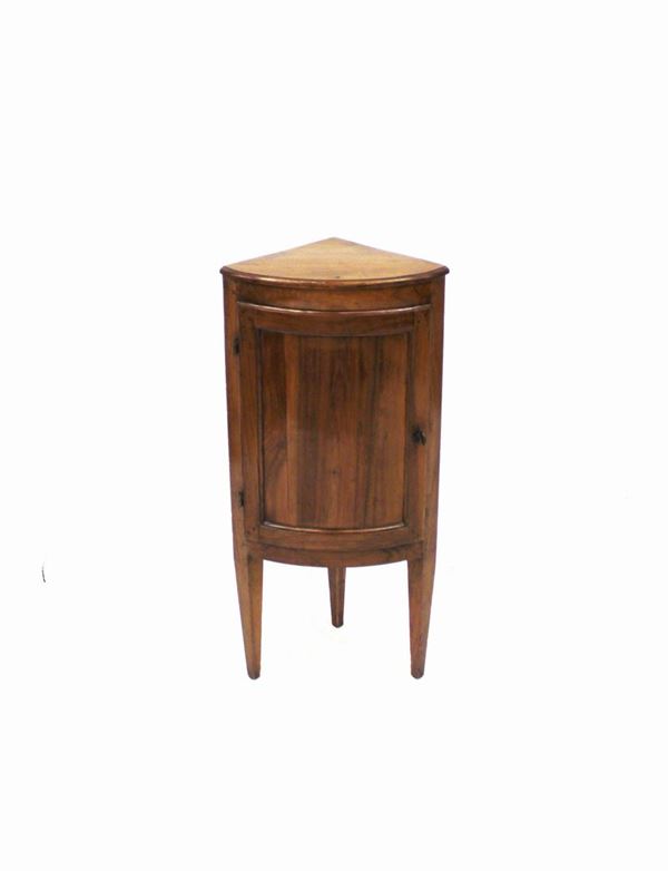 Piccola angoliera, fine sec. XVIII, in noce, fronte bombato ad uno sportello specchiato, gambe troncopiramidali, cm 47x32x101