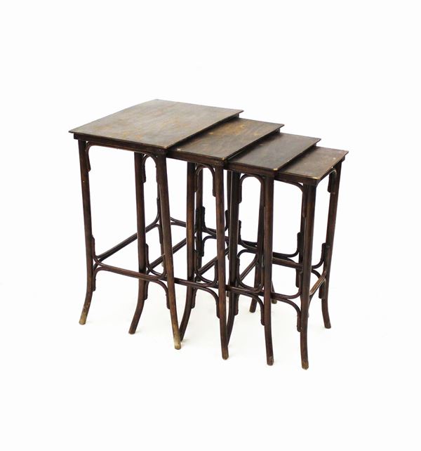 Quattro tavolini a nido, inizio sec. XX, in faggio curvato, piani rettangolari, cm 54,5x38x74