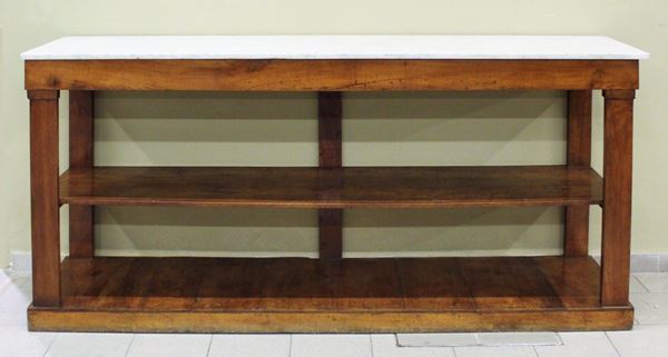Grande tavolo parietale, Toscana, sec. XIX, lastronato in ciliegio, piano rettangolare in marmo bianco, sostegni a parasta raccordati da piano e pedana rettilinea, cm 238x58x108