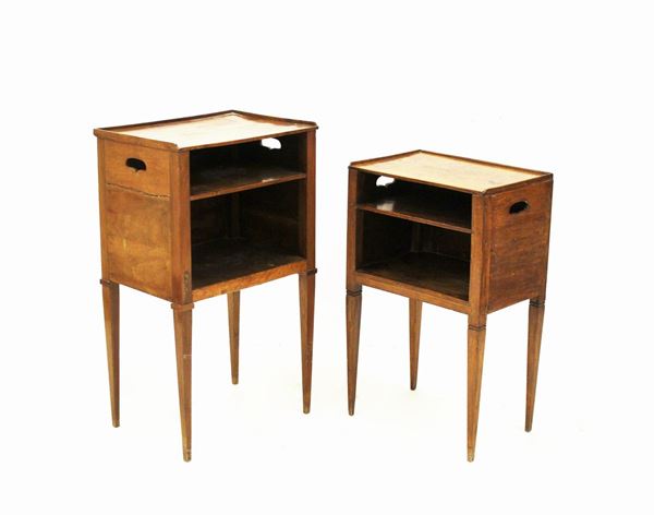 Due comodini a giorno, fine sec. XVIII, in noce, piano rettangolare sotteso da mensola, coppia di maniglie sui fianchi, gambe troncopiramidali, simili tra loro, cm 43x30x74 e cm 49x34,5x83,5