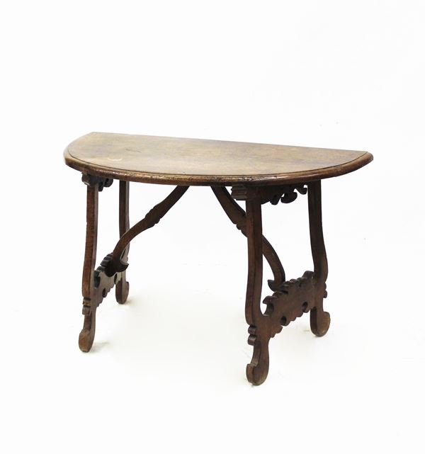 Consolle demilune, sec. XVII, in noce, piano semicircolare, sostegni a lira, traverse lignee modanate, cm 130x63x79,5