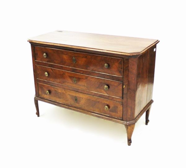 Cassettone, sec. XVIII, lastronato in noce, fronte ad angoli scantonati a tre cassetti, alte gambe modanate, cm 127x56x90