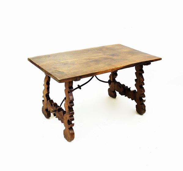 Tavolino, Spagna, sec. XVII, in noce, piano rettangolare sostegni a lira raccordati da travrese in ferro battuto, cm 110x63,5x61