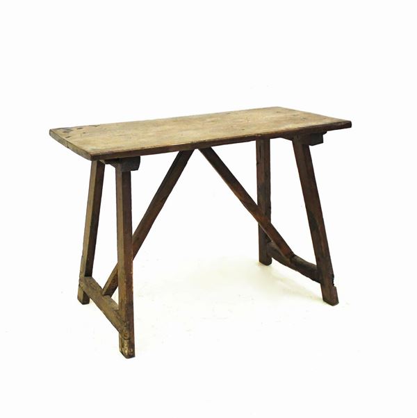 Piccolo tavolo fratino, in stile 500, in noce, piano rettangolare, sostegni a capretta raccordate da traverse, cm 103,5x48,5x74, costruito con materiale antico